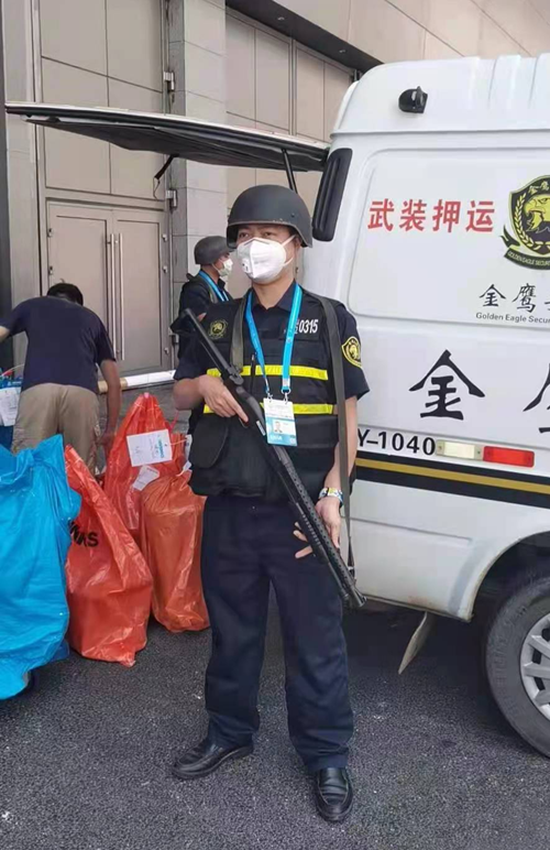 首页 新闻中心 公司新闻 开展前夕,执行2号馆重奢展品的武装押运勤务